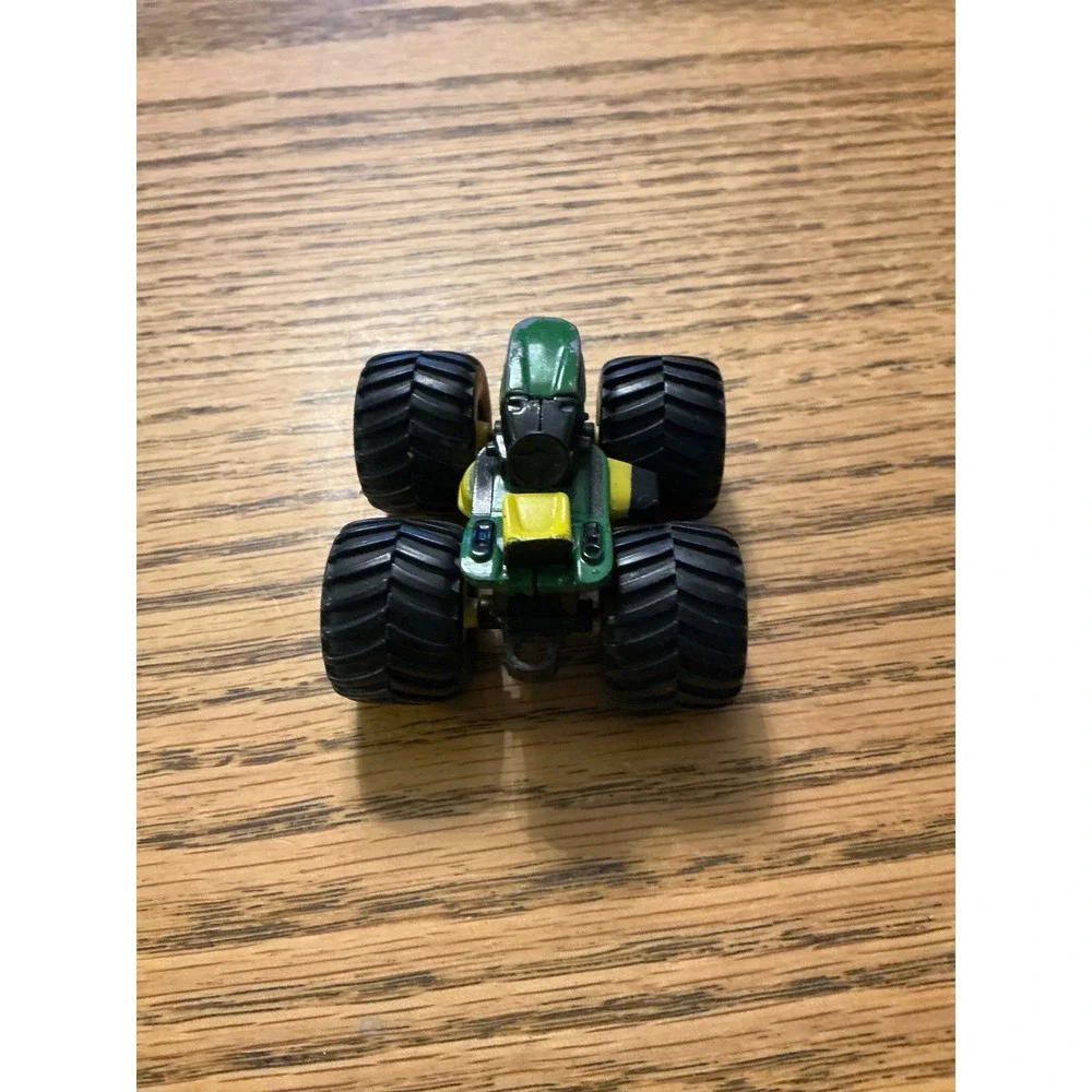 John Deere monter tread‎ green tractor 2